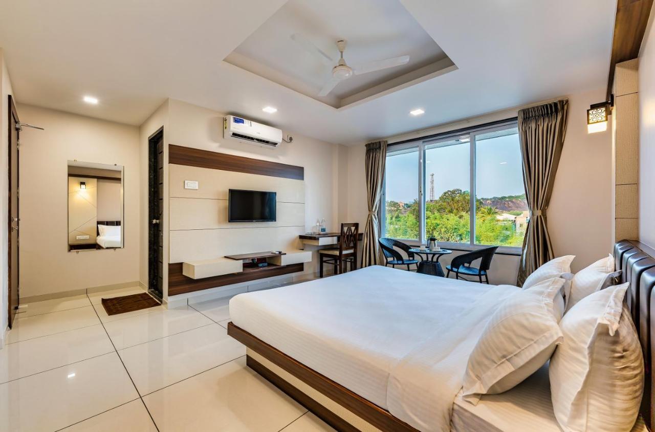 Hotel Grand Indu, 3 Star Kolhapur Esterno foto