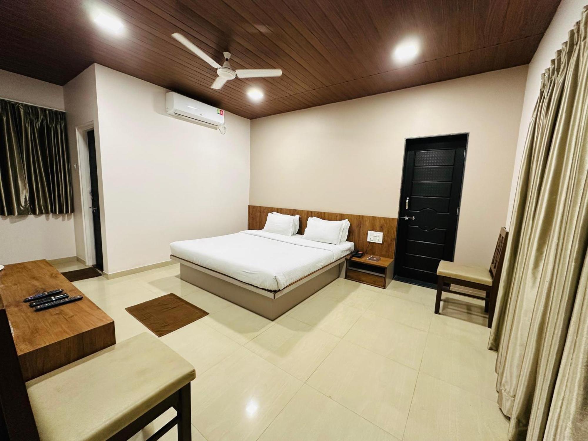 Hotel Grand Indu, 3 Star Kolhapur Esterno foto