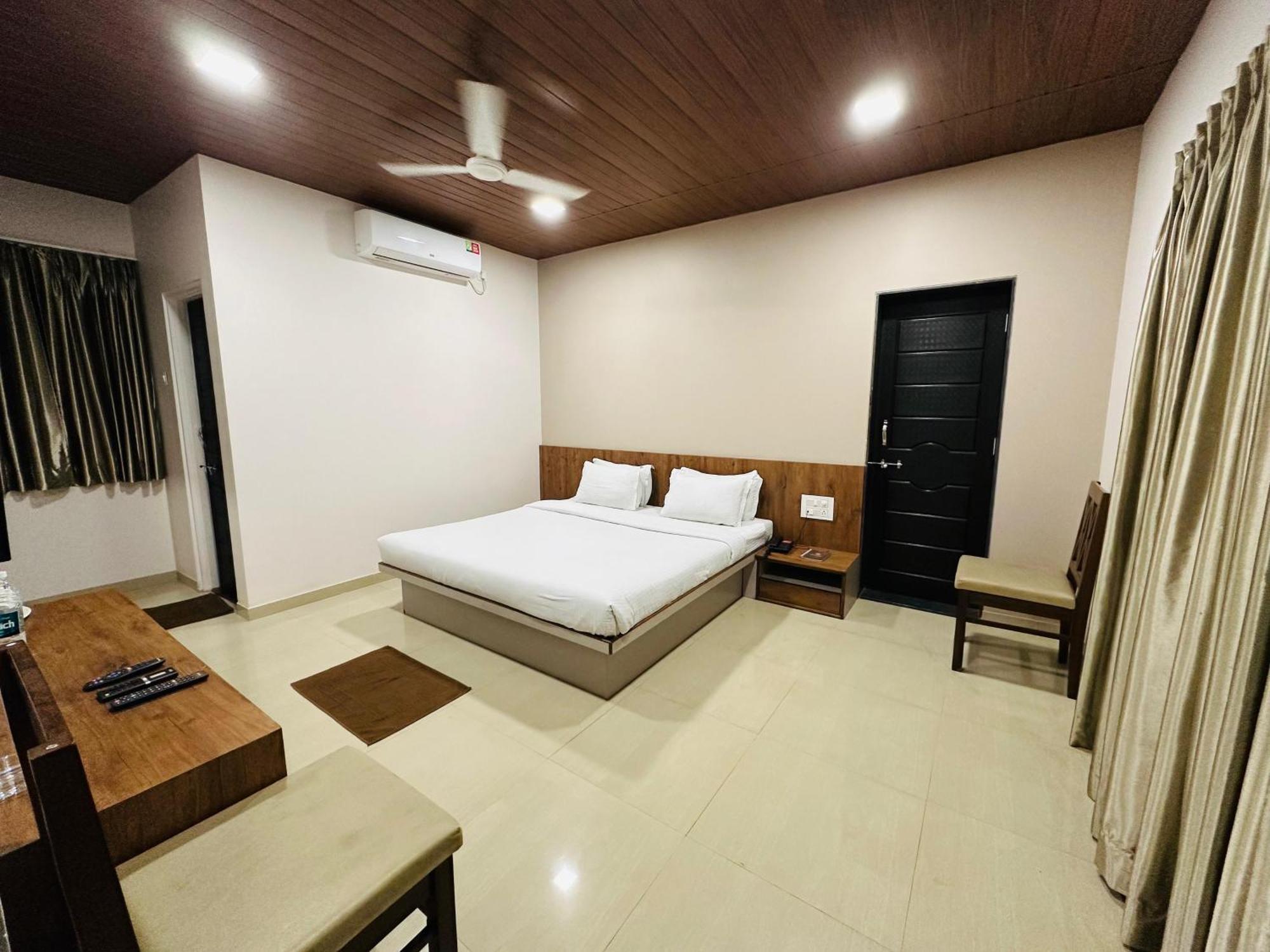 Hotel Grand Indu, 3 Star Kolhapur Esterno foto